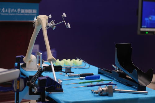 传统骨科 人工智能 深圳智造 机器人完成在深髋膝手术直播首秀